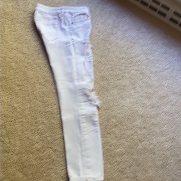 Like new white distressed jeans by vintage rewash - Picture 2 of 4